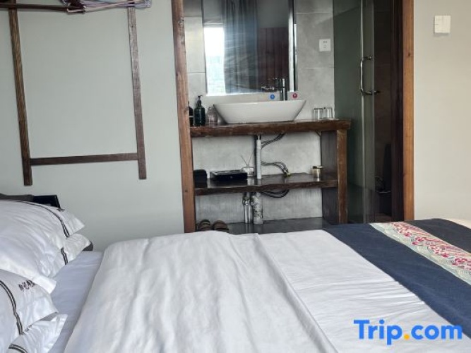 2 Bedrooms Suite with courtyard view
