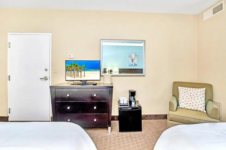1BR Suite With Two Queens Pool and Hot Tub