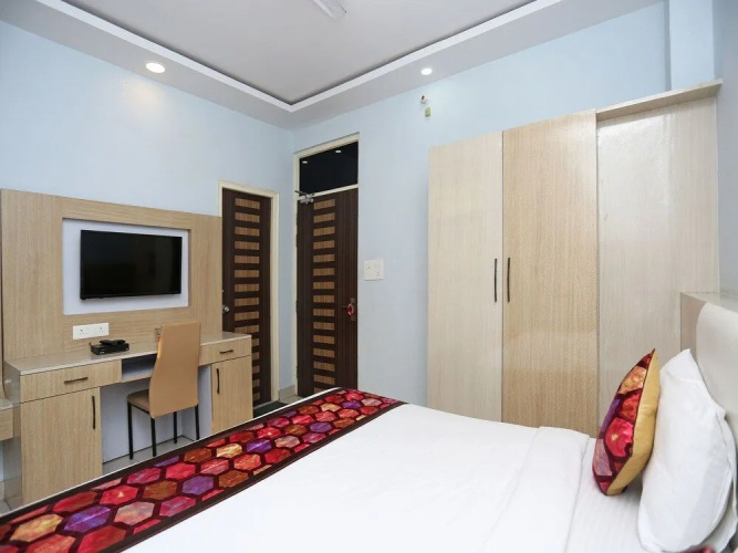 OYO 14854 VMS Royal Inn