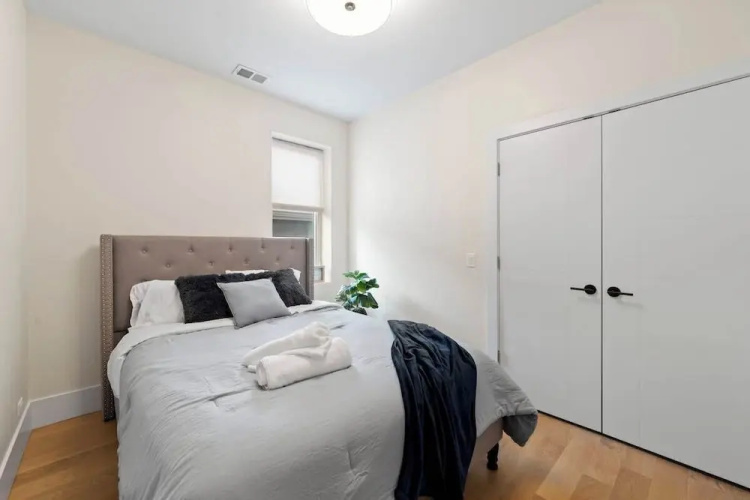 New Bright Condo Sleeping 8 by United Center