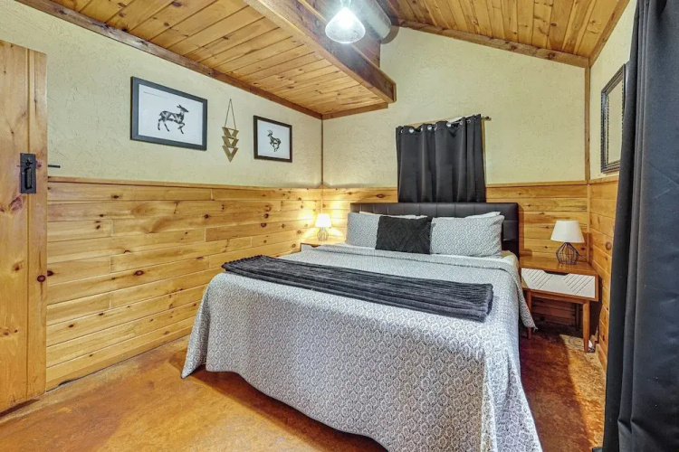3 Mi to Beavers Bend State Park: Hot Tub Hideaway!