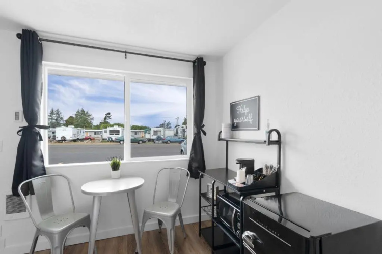 Silver Sands Motel