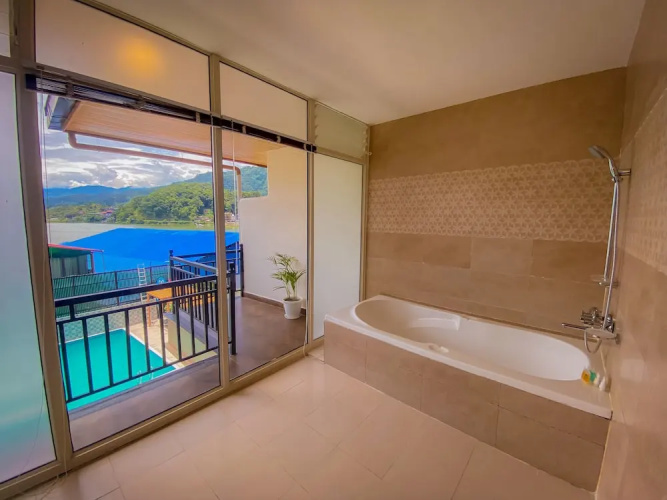 Majestic Lakefront Hotel & Suites
