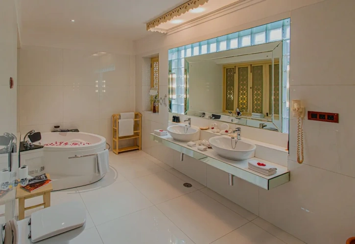 Suite with pool view