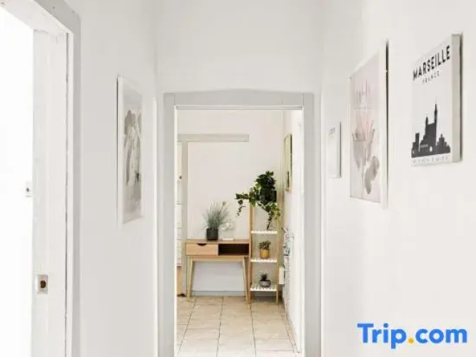Convenient Room – Walk to Train & Shops