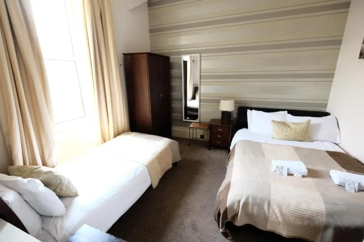 Standard Triple room
