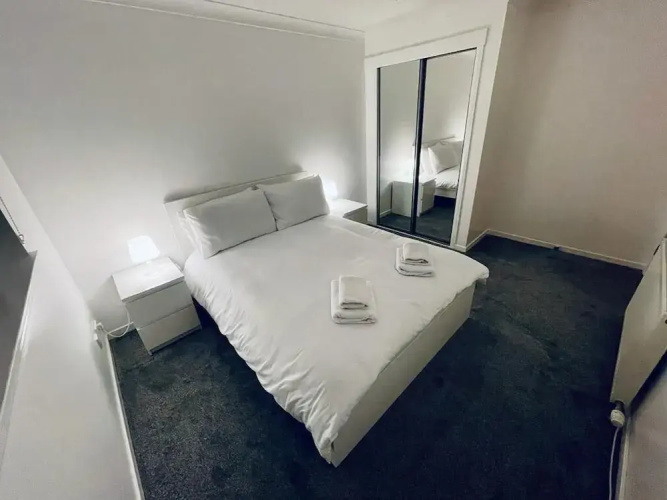 Modern 2 Bedroom Apartment With Free Parking