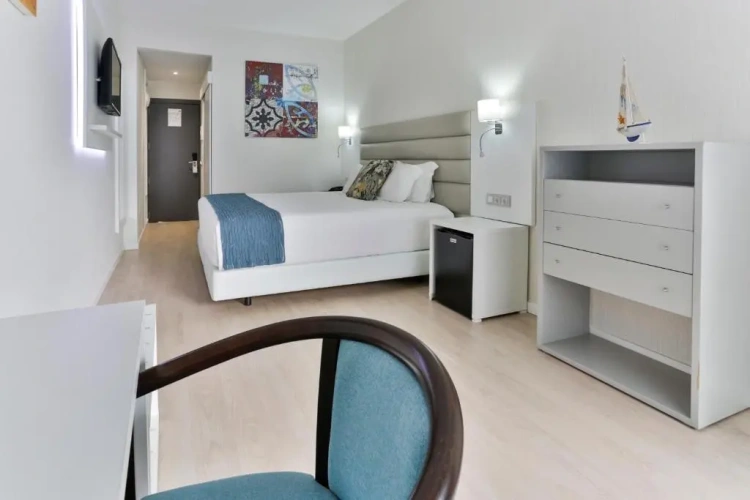 Double room with partial sea view