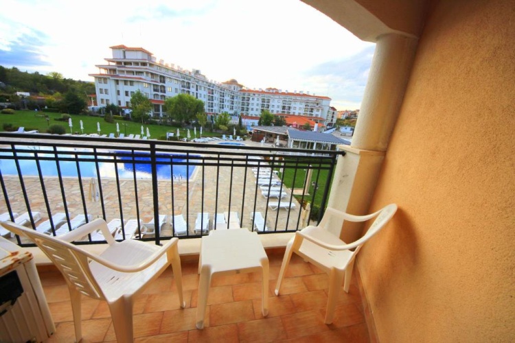 1 Bedroom Luxury Apartment with pool view