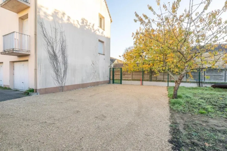 Apartment with garden view