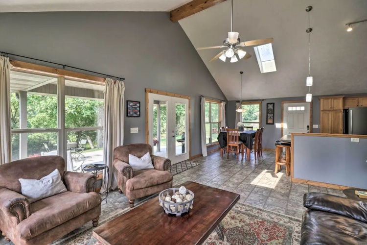 Mountain Home Cottage w/ Deck on White River!