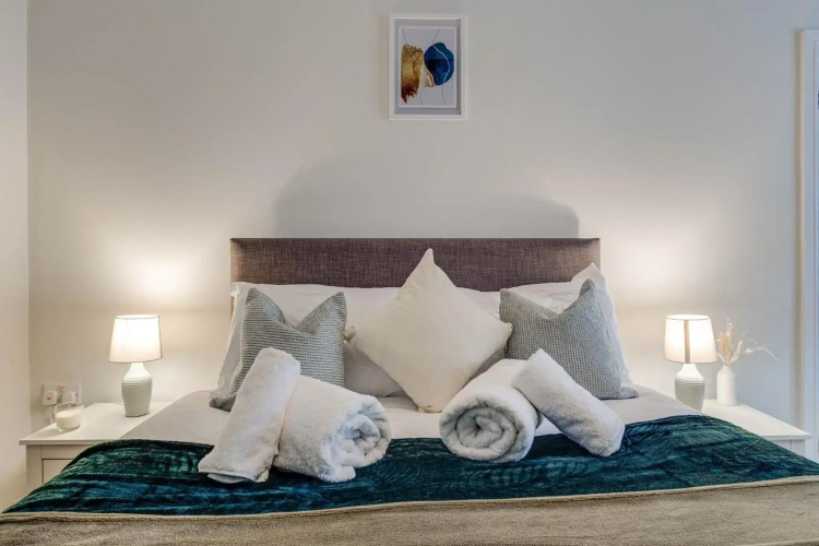 Luxury 2 Bed Garden Apartment With Parking