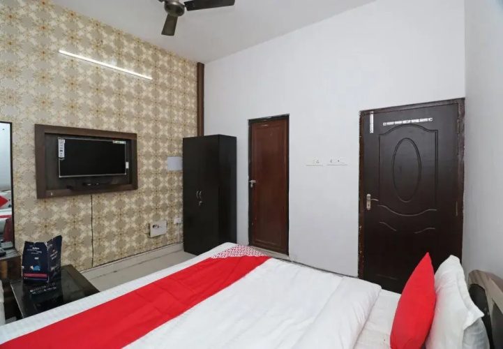 OYO 24572 Express Inn