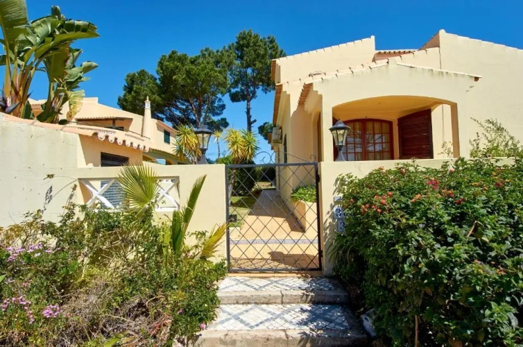 4 Bedrooms Cottage