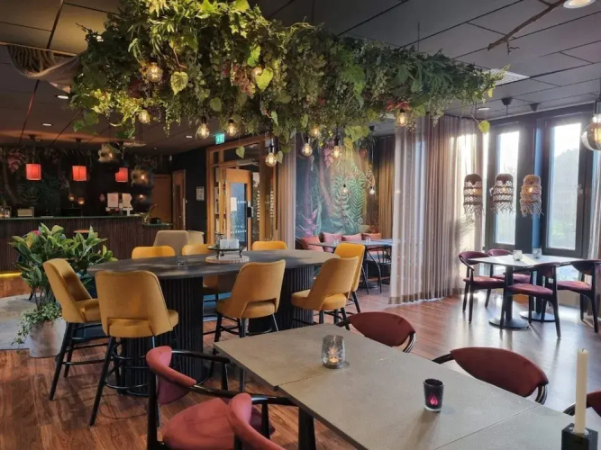 Snug Hotel Room With Free Breakfast
