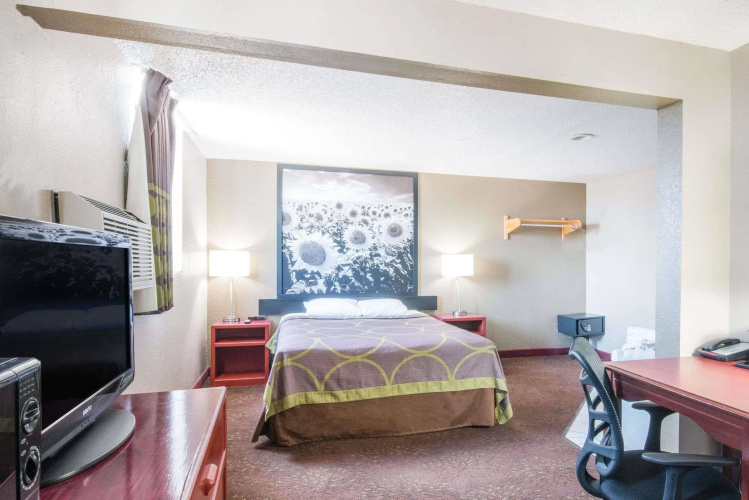 Super 8 by Wyndham Jamestown