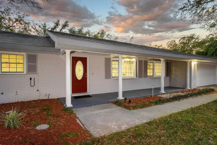 Pool & Game Room: Spacious Brandon Home