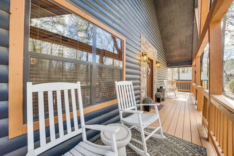 Broken Bow Cabin w/ Hot Tub ~ 5 Mi to State Park!