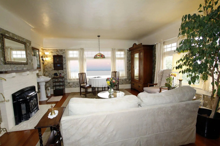 Jabberwock Inn