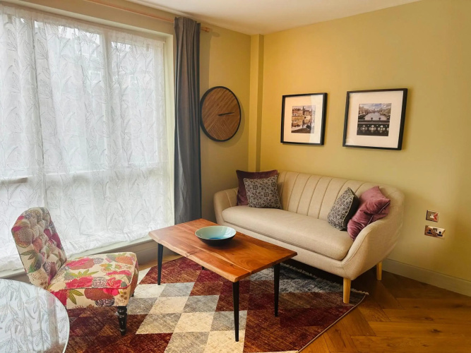 Easy Walk City Centre Flat with Free Parking
