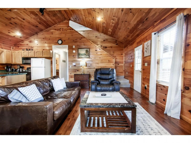 Papa Bear - Private with Hot Tub, Pool Table, and View