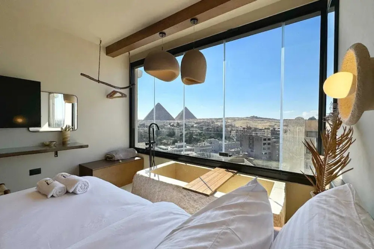 The 2 BDR Pyramids Vista w/ Bathtub