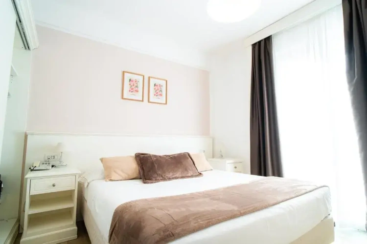 Standard Triple room with balcony and with partial sea view