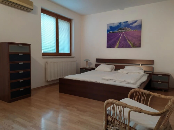 Kate&Jenny-Two-level apartment Old Town