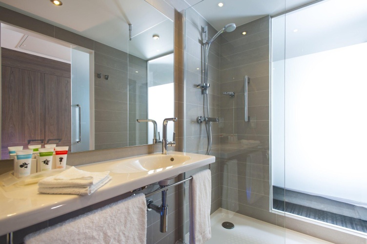 Holiday Inn London - West photo 11