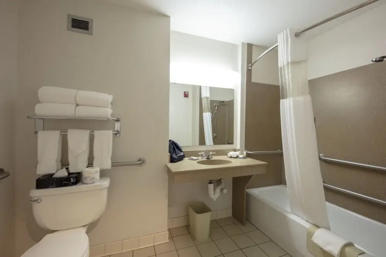 La Quinta Inn & Suites Springfield Airport Plaza