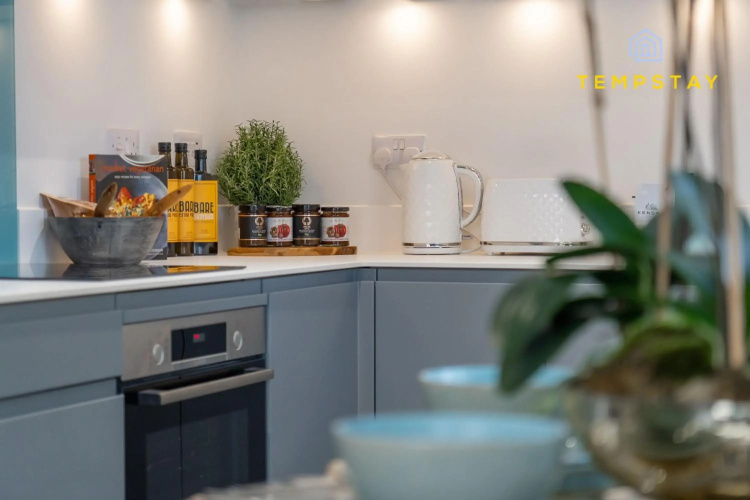 High Spec Modern Apartment Prime Location! Parking