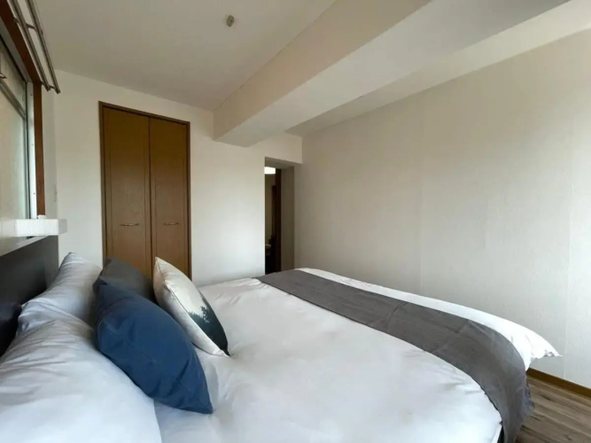 2BR good for 6PPL overlooking Peace Park with WIFI!