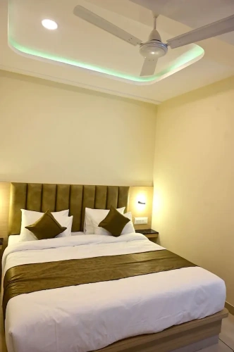 Deluxe Double room with city view