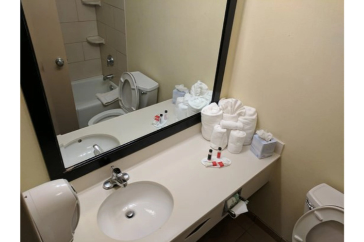 Holiday Inn Newark International Airport photo 11