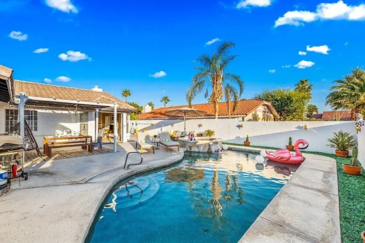 Relaxing 4BR Retreat w/ Refreshing Pool
