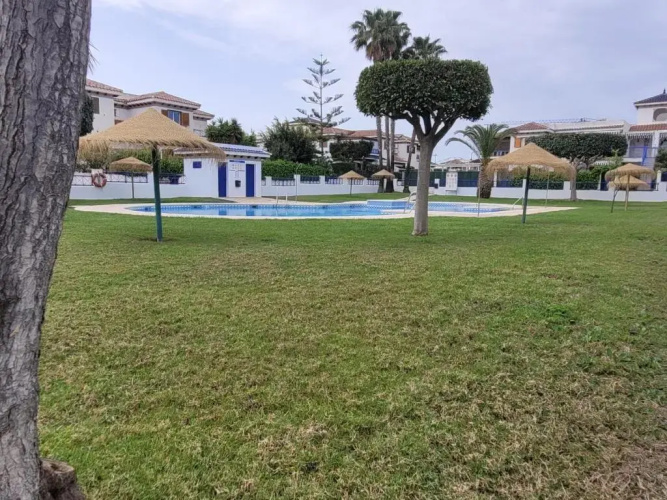 Apartamento con terraza y piscina a 300m de playa