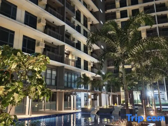Gentry Manor - Bright Unit with Balcony near Okada & Airport - 6C