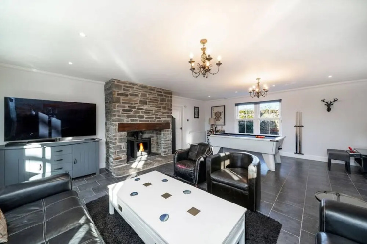 Thatched Cottage - hot tub BBQ and Pool Table