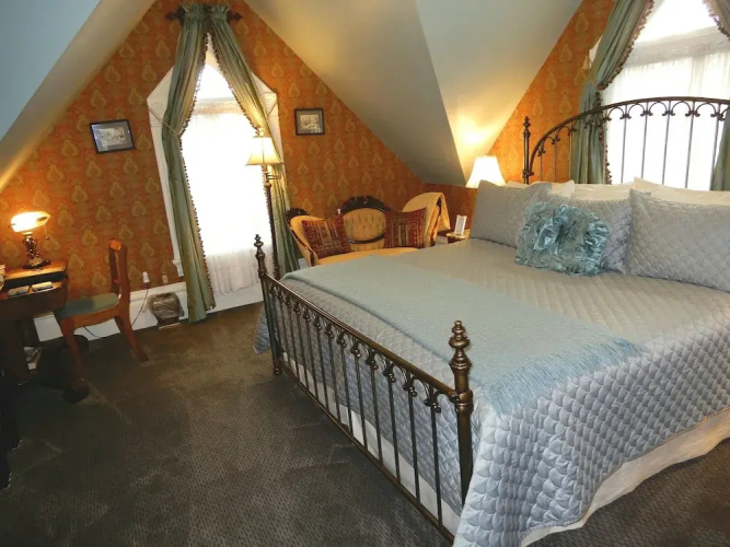 C'est La Vie Inn