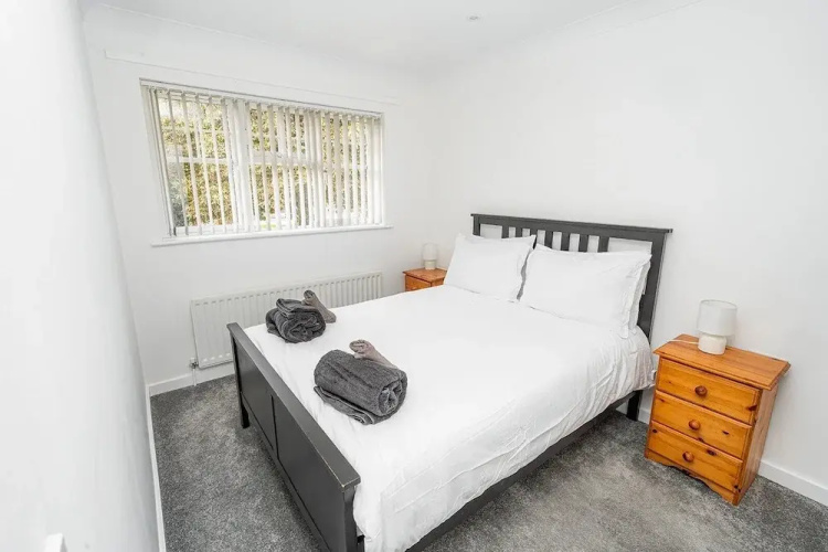 Modern 2-bed Home With Driveway Basingstoke
