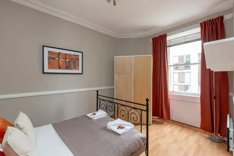 Silver Lining - St Leonard St Apartment