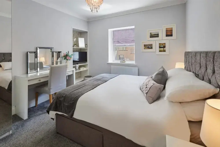 Host Stay Brooklands Timeless