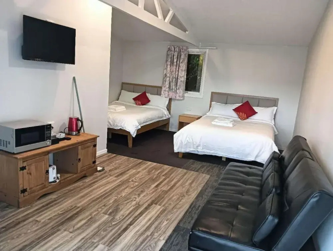 2 double and 1 sofa beds chalet 7D