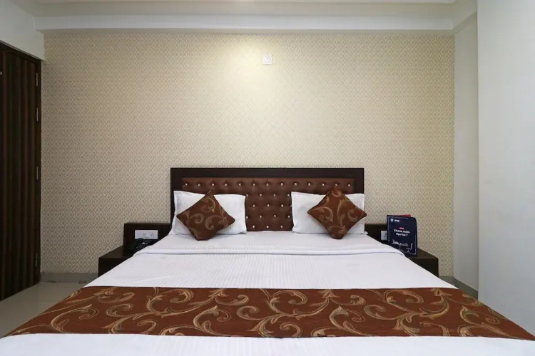 OYO 11648 CP Residency