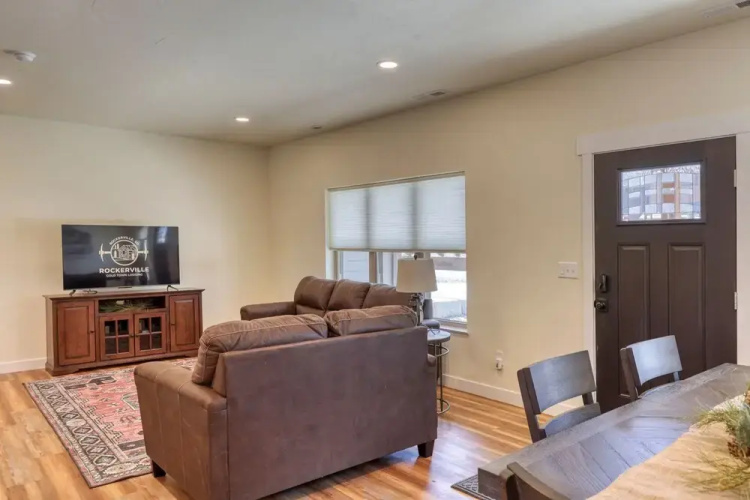Gold Mining Condo King Bed Modern Comforts