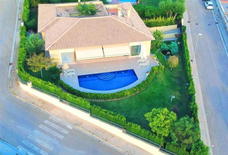 4 Bedrooms Villa