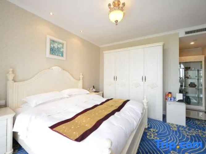 Executive Family Suite with courtyard view
