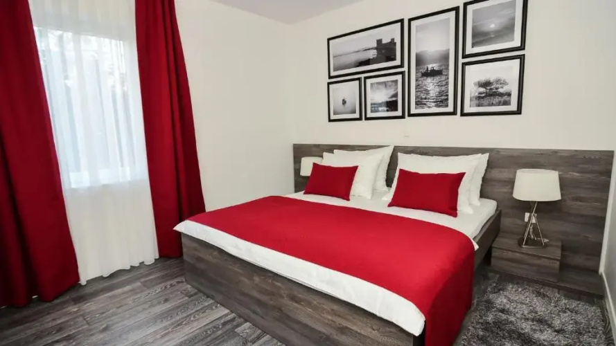Sunset Deluxe Apartments