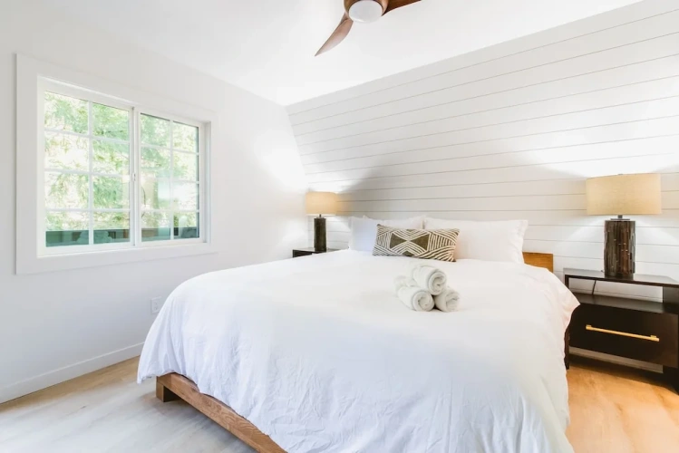 2 Bedrooms Basement Bungalow