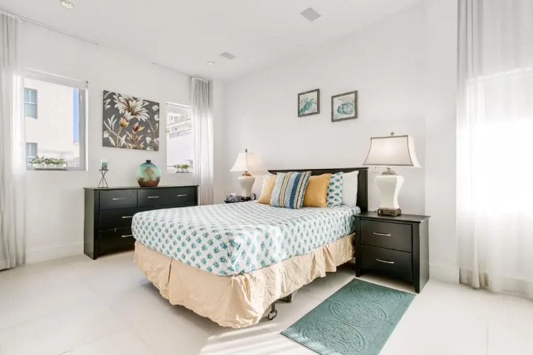 2Bedroom 2Bath with Private Rooftop&Jacuzzi,1block from beach